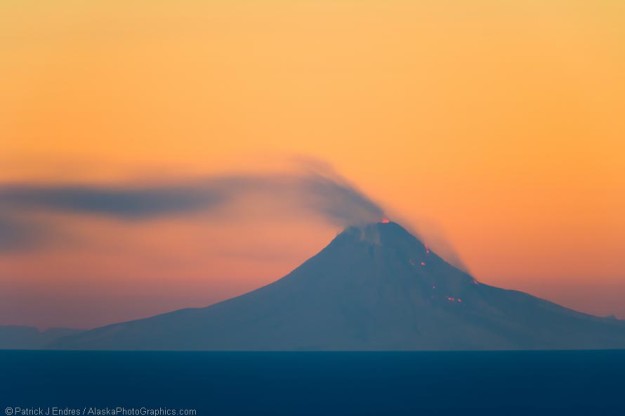 Mt Augustine volcano erupts in 2006
